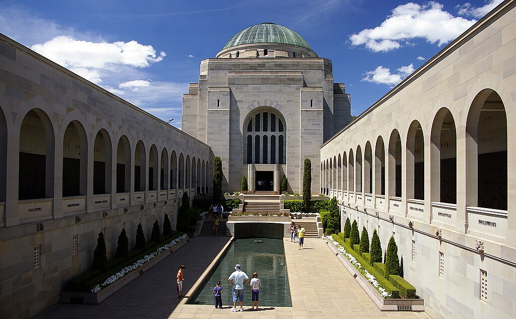 Australian War Memorial walk - Image: Australian War Memorial, Canberra