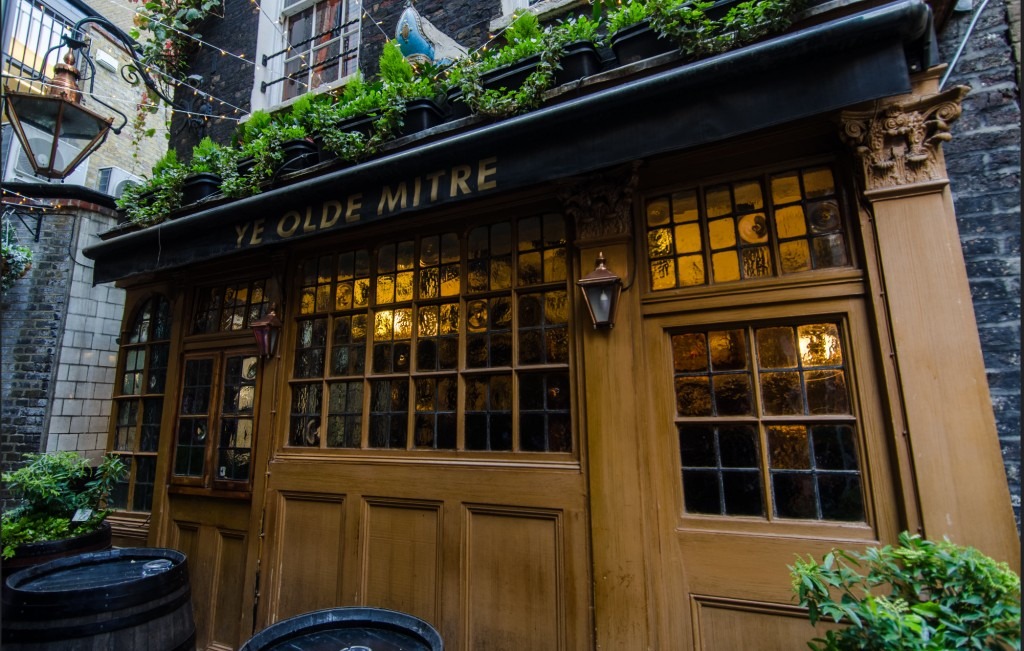 London pub crawl - Image: Ye Old Mitre Pub, London